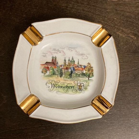 Munchen porcelain ashtray with gold trim, 6.6”X 6.5" great condition - Picture 1 of 5